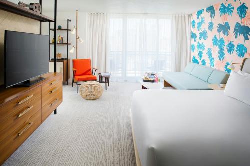 Corner Suite, 1 King Bed, Twin Day Bed, Double Balcony