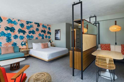Corner Suite, 1 King Bed, Twin Day Bed, Double Balcony