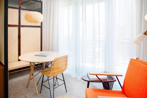 Corner Suite, 1 King Bed, Twin Day Bed, Double Balcony