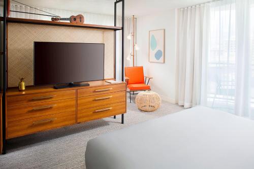 Premium Corner Suite with One King Bed and Twin Daybed