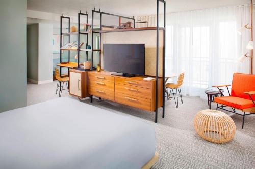 Corner Suite, 1 King Bed, Queen Day Bed, Twin Day Bed, Double Balcony 