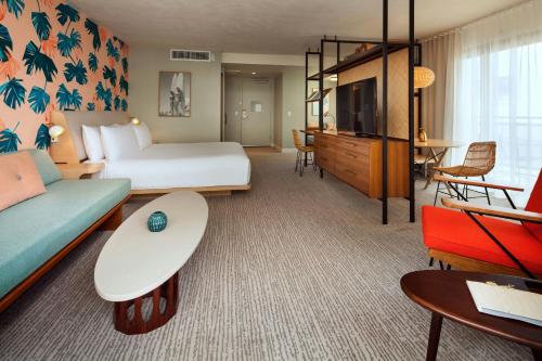 Corner Suite, 1 King Bed, Queen Day Bed, Twin Day Bed, Double Balcony 