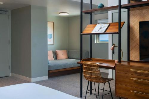Corner Suite, 1 King Bed, Queen Day Bed, Twin Day Bed, Double Balcony 