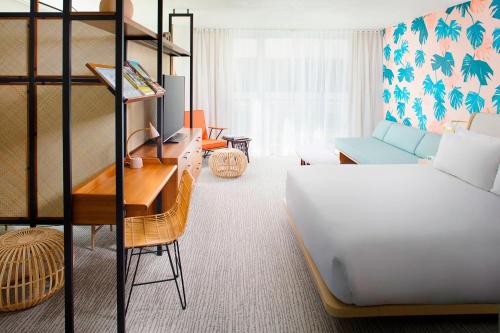 Deluxe Room, 1 King Bed, Twin Day Bed, Balcony 