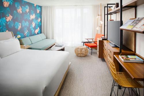 Deluxe Room, 1 King Bed, Twin Day Bed, Balcony 