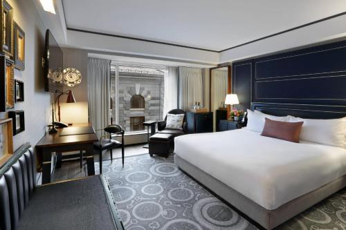 Deluxe, Guest room, 1 King, Courtyard view