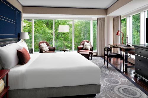 Grand Deluxe, Larger Guest room, 1 King, Corner room