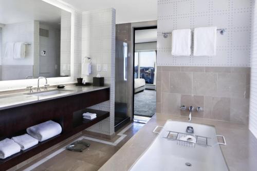 Grand Deluxe, Larger Guest room, 1 King, Corner room