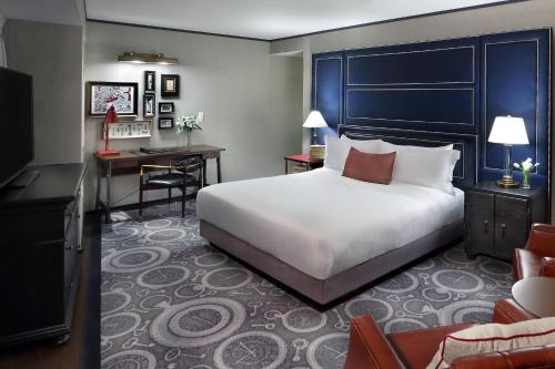 Charles River, 1 Bedroom 2 room Suite, 1 King, Sofa bed