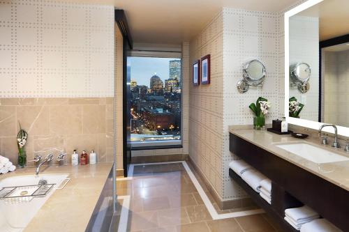 Charles River, 1 Bedroom 2 room Suite, 1 King, Sofa bed