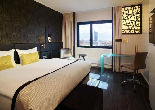 Deluxe, Guest room, 1 King, City view