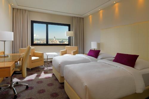 Deluxe, Guest room, 1 King, City view