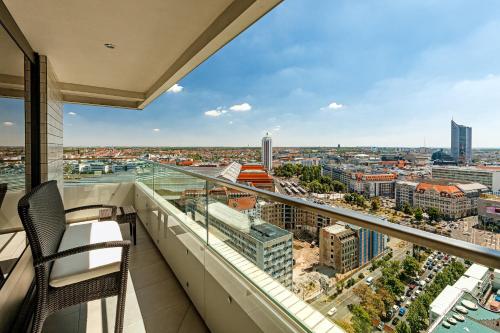 Deluxe Suite, 1 Bedroom Suite, 1 King, City view, Balcony
