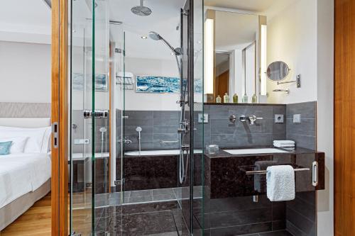 Deluxe Suite, 1 Bedroom Suite, 1 King, City view, Balcony
