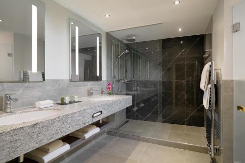 1 Bedroom Executive Suite, 1 King, City view, Top floor
