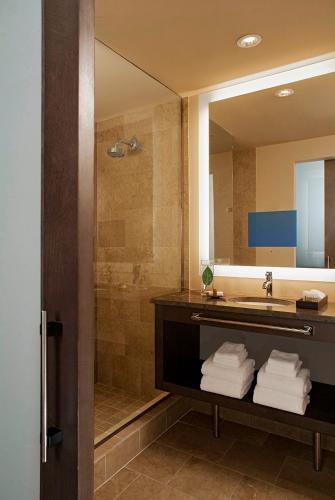 King Room with Accessible Tub - Disability Access