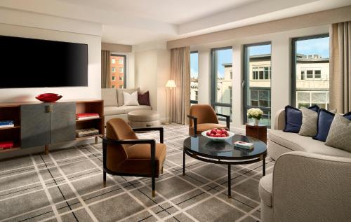 Back Bay Corner King Suite 