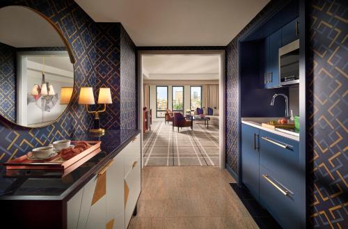 Back Bay Corner King Suite 