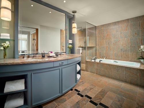 Residential King Suite Accessible - Roll-in Shower