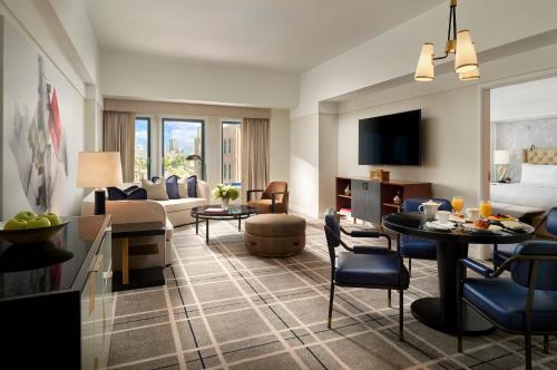 Residential King Suite Accessible - Roll-in Shower
