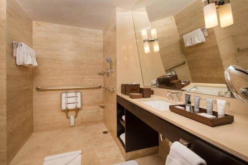 Deluxe Room - 1 King Bed