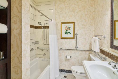 Signature Guest room, 1 King Bed