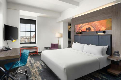 Superior King Room with City View