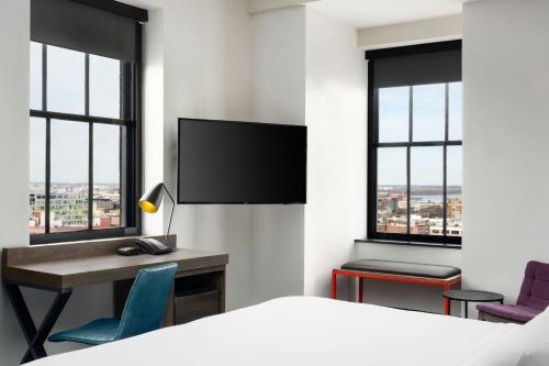 Larger Corner King with City view