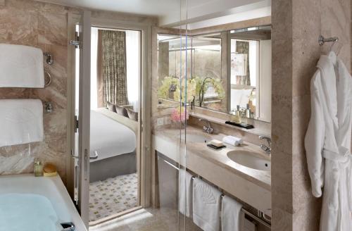 Deluxe River View King Room