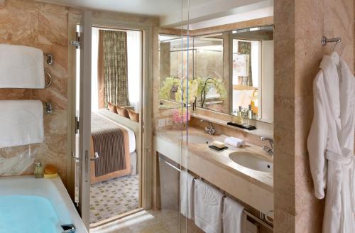 Deluxe River View Twin Room