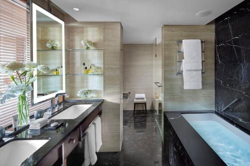 River View Corner Suite King