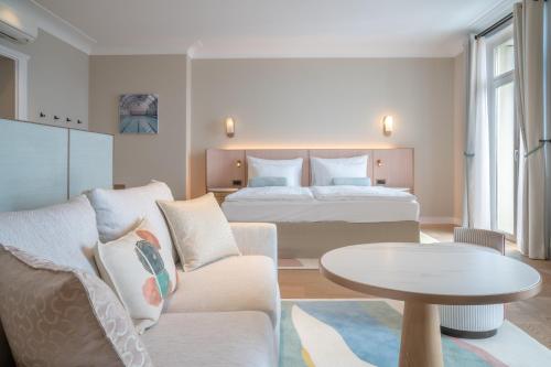 Deluxe Junior Suite Lake View 