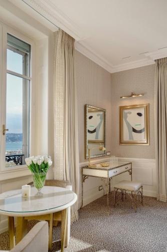 Presidential Suite with Lake View