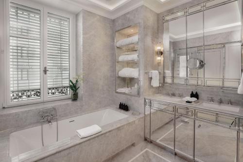 Presidential Suite with Lake View