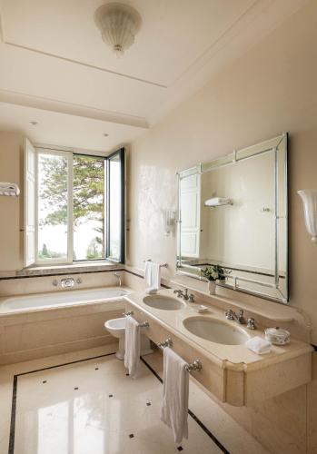 Deluxe Suite with with Balcony or Terrace and Sea View