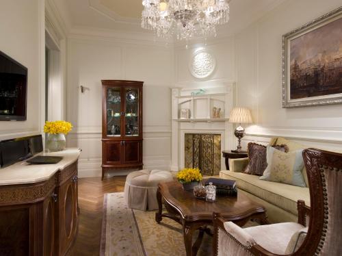 Heritage King Suite