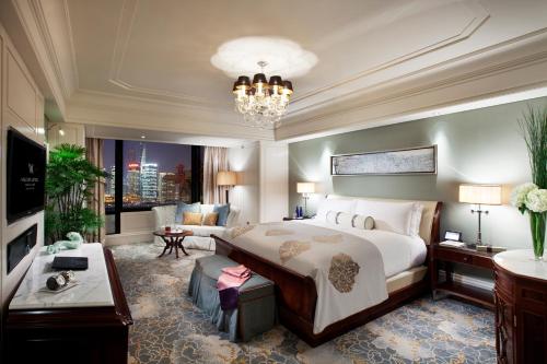 Luxury King Suite with Panoramic River View
