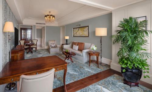 Luxury King Suite