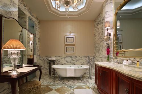 Heritage Club Suite with River View