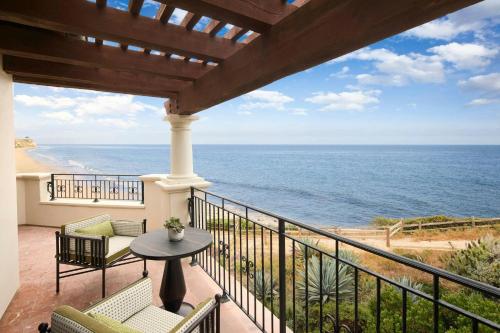 Signature King Suite with Sofa bed and Fireplace - Ocean View