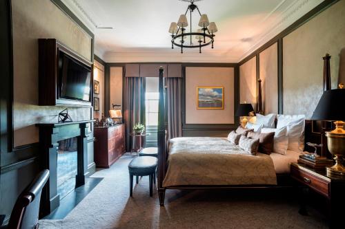 Deluxe Suite with View