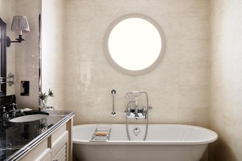 Luxury King Room - Braids Wing
