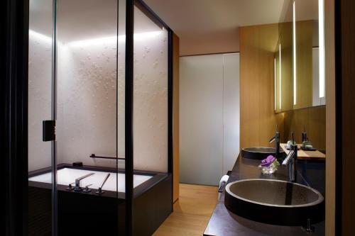 Deluxe KYOTO, Guest room, 1 King, Courtyard view