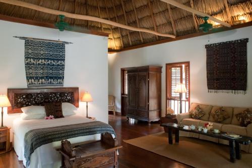 Poolside Seaview Cottage