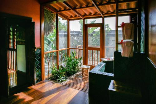 Poolside Gardenview Cottage