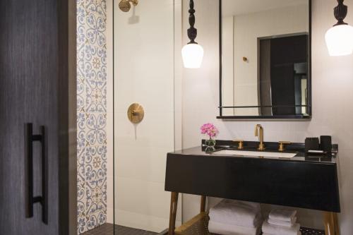 King Room with Mobility Accessible Tub