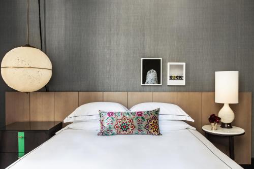 Essential Queen Room with Mobility Accessible Tub