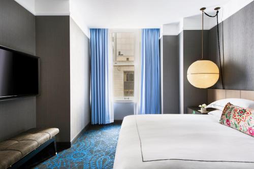 King Room with Mobility Accessible Roll-In Shower