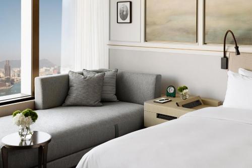 Island Shangri-La Horizon Harbor View Twin Room