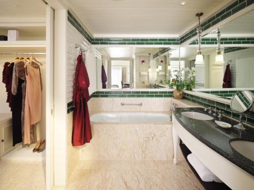 Deluxe One-Bedroom Suite Twin